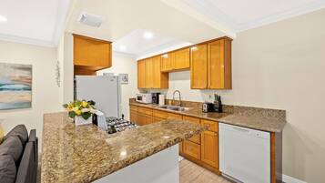 Réfrigérateur, four à micro-ondes, un four, surface de cuisson