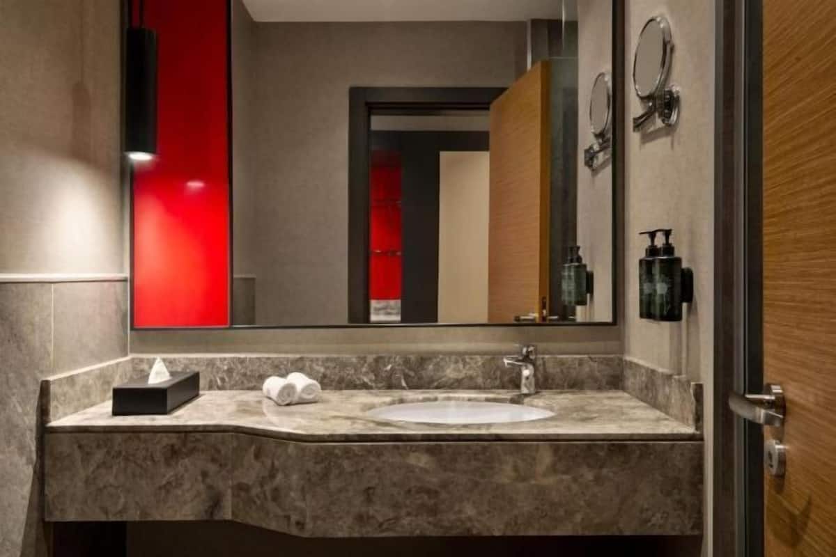 Combined shower/bathtub, rainfall showerhead, slippers, towels