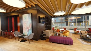 Un interior moderno con piso de madera, un cuadro abstracto grande y una zona de estar con sofás y sillones.