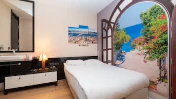 Economy Room | Premium bedding, minibar, iron/ironing board, free WiFi