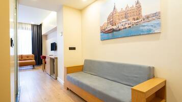 Familienzimmer, Stadtblick | Hochwertige Bettwaren, Minibar, Bügeleisen/Bügelbrett, kostenloses WLAN