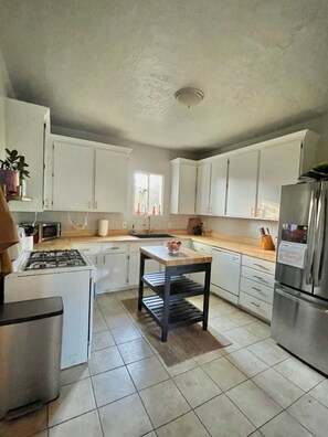 Private kitchen - Urban Oasis: Nature, Biking Trails, Food Hubs, and Rock Climbing Gym! (Salt Lake City)