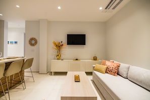 Smart TV - Luxury 2BR/2BA Apartment with 3 Private Balconies - Wariruri 2-11 (Noord)