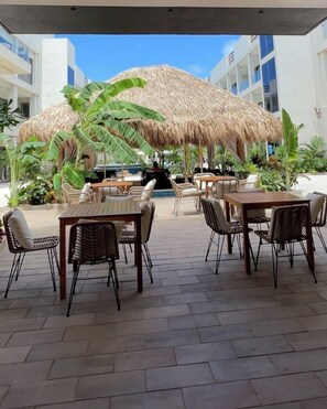 Outdoor dining - Luxury 2BR/2BA Apartment with 3 Private Balconies - Wariruri 2-11 (Noord)