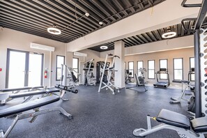 Fitness facility - Luxury 2BR/2BA Apartment with 3 Private Balconies - Wariruri 2-11 (Noord)