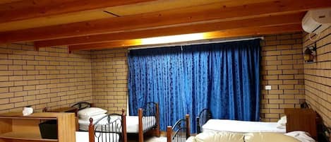 3 slaapkamers, een bureau, een strijkplank/strijkijzer, gratis wifi