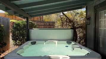 Tina de hidromasaje al aire libre