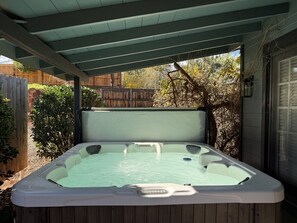 Outdoor spa tub - Quaint 1-bedroom Unit w/ Hottub in Uptown Sedona (Sedona)