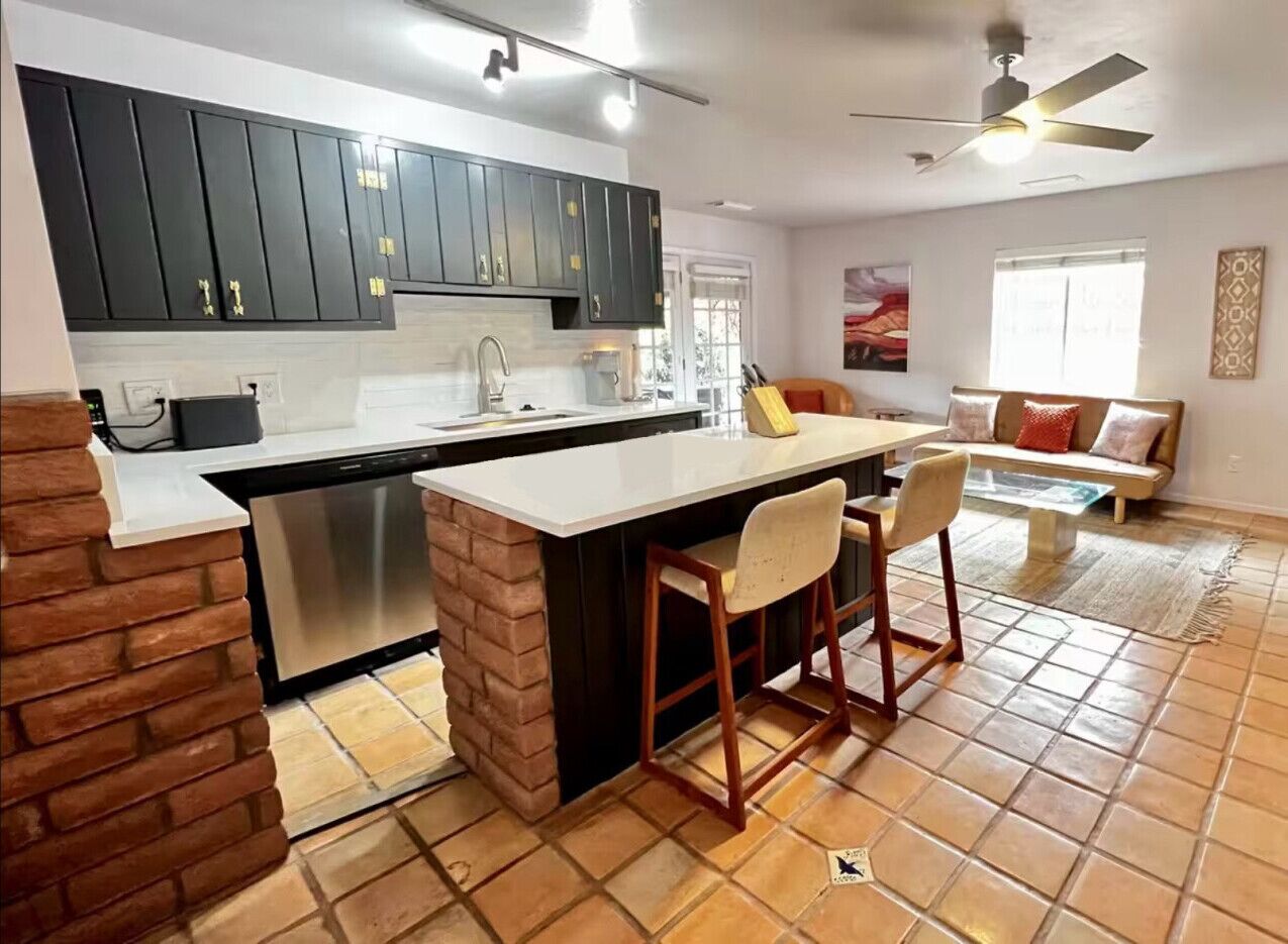 Kjøleskap, mikrobølgeovn, kokeplater og oppvaskmaskin