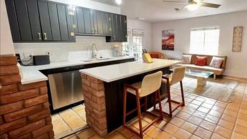 Kjøleskap, mikrobølgeovn, kokeplater og oppvaskmaskin