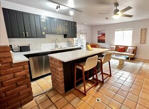 Frigorifero, microonde, piano cottura, lavastoviglie