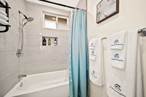 Secador de cabelo, toalhas de banho, sabonete, shampoo
