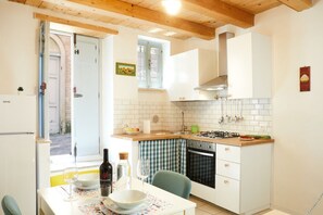 Frigorífic, forn i placa de cuina 