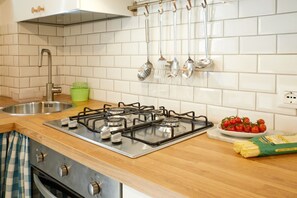 Fridge, oven, stovetop - [Historic Center] A/C e WiFi in the Heart of Le Marche region (Lapedona)