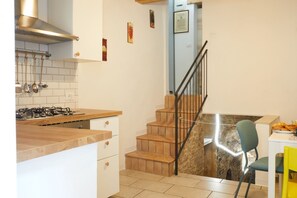 Frigorífic, forn i placa de cuina 