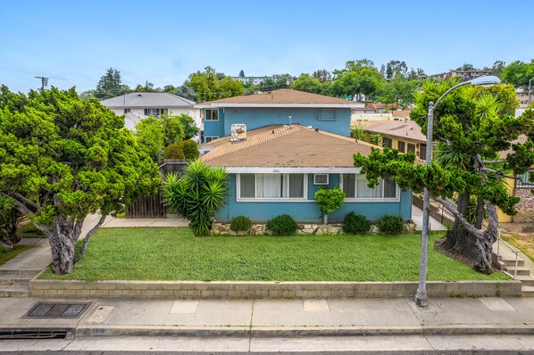 A residential house with a blue exterior, a well-maintained lawn, and a stone pathway leading to the front door. - Cozy n Serene 12mins to Downtown LA (Alhambra)