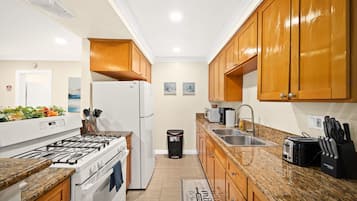 Departamento Confort | Cocina privada | Refrigerador con congelador, microondas, horno y parrilla de estufa