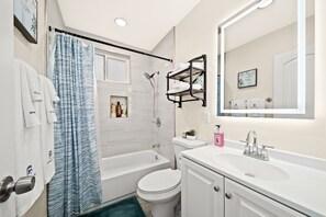 A modern bathroom with a bathtub, toilet, and sink. - Cozy n Serene 12mins to Downtown LA (Alhambra)