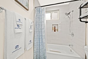 舒适公寓 | 浴室 | 淋浴/盆浴组合、免费洗浴用品、吹风机、毛巾