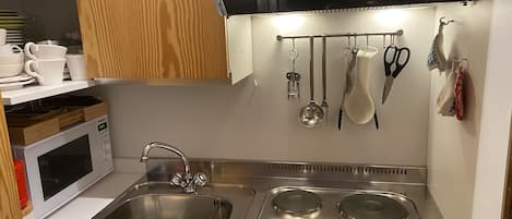 Kühlschrank, Mikrowelle, Wasserkocher mit Kaffee-/Teezubehör