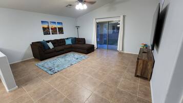 Smart-tv, dvd-afspiller, bøger, videobibliotek