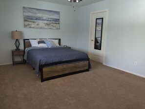 4 soverom, skrivebord, strykejern/-brett og reiseseng for barn