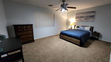 4 habitaciones, escritorio y tabla de planchar con plancha