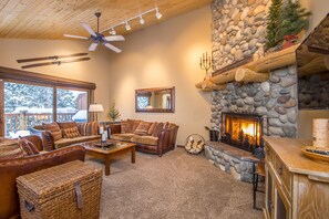 TV, fireplace - Beautiful 3-Bedroom Big Sky Retreat (Big Sky)