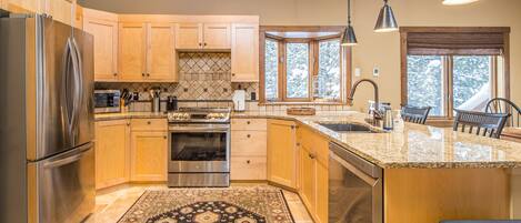 KĂŒhlschrank, Mikrowelle, Ofen, GeschirrspĂŒler