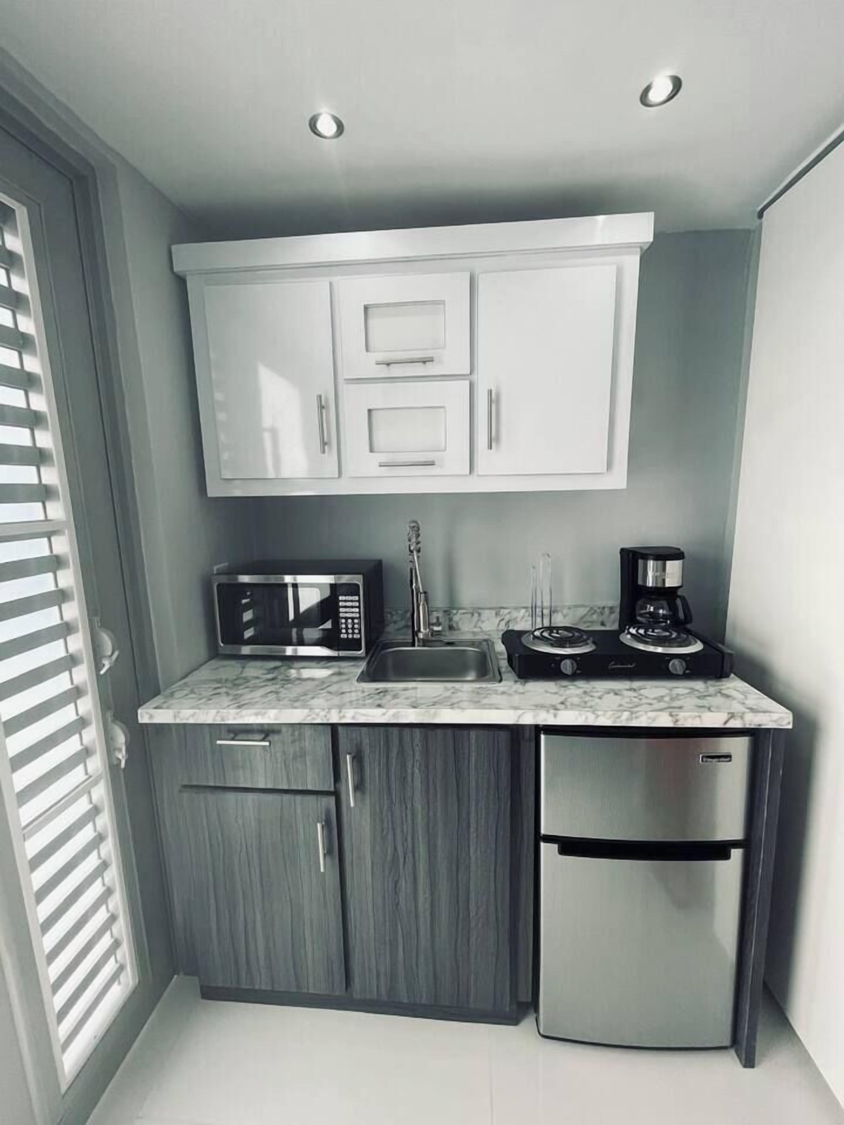 Refrigerador, microondas, parrilla de estufa y cafetera y tetera 