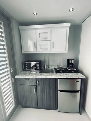 Refrigerador, microondas, parrilla de estufa y cafetera y tetera