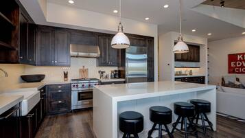 Kjøleskap, mikrobølgeovn, ovn og oppvaskmaskin