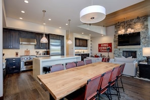 Fridge, microwave, oven, dishwasher - Luxury Big Sky Ski Retreat - Moonlight Basin (Big Sky)