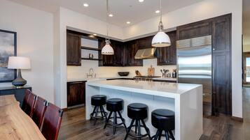 Kjøleskap, mikrobølgeovn, ovn og oppvaskmaskin