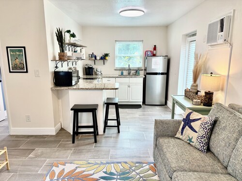 Cozy, Coastal Cottage in Art District