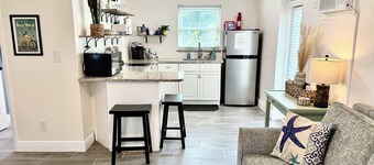 Cozy, Coastal Cottage in Art District