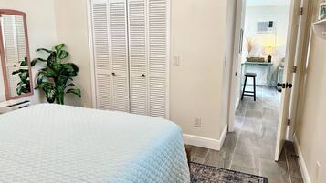 1 slaapkamer, een strijkplank/strijkijzer, wifi, beddengoed