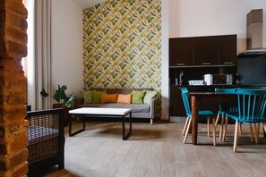 Comfort Apartment | Ruang tamu | 42 inci televisyen LED dengan digital, TV 