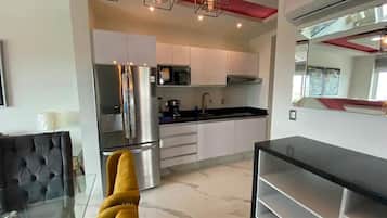 Refrigerador, microondas, parrilla de estufa y cafetera y tetera