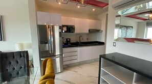 Kjøleskap, mikrobølgeovn, kokeplater og kaffetrakter/tekoker