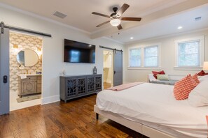 4 bedrooms, iron/ironing board, WiFi, bed sheets - Remodeled Midtown Home - family sized with deck (Memphis)