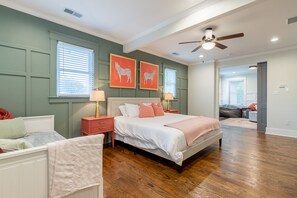 4 bedrooms, iron/ironing board, WiFi, bed sheets - Remodeled Midtown Home - family sized with deck (Memphis)