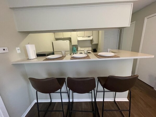 Fridge, microwave, stovetop, dishwasher