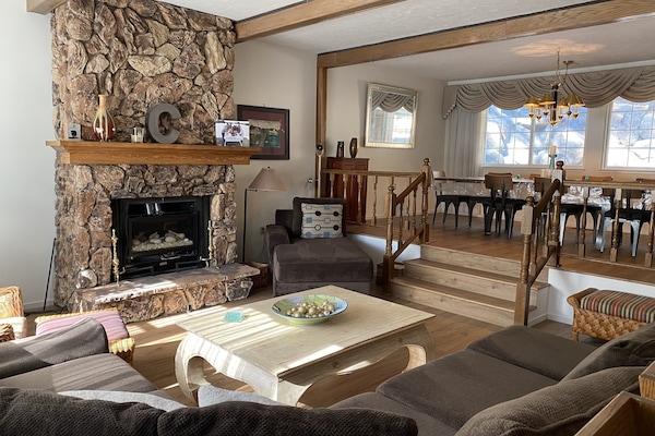 Een televisie en een open haard