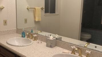 Douche, baignoire à jets, serviettes fournies, papier toilette