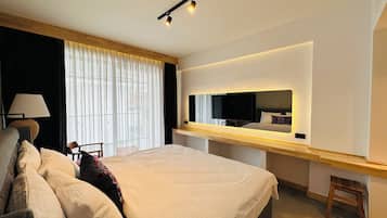 Classic Room, 1 King Bed, Non Smoking, Balcony | Premium bedding, pillow-top beds, desk, soundproofing