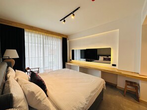 Chambre classique, 1 très grand lit, non-fumeur, balcon | Literie de qualité, lit avec matelas à plateau-coussin, bureau
