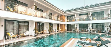 Piscine extérieure, parasols, chaises longues