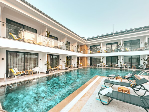 Outdoor pool, pool umbrellas, pool loungers - S-Cape Hotel Fethiye (Fethiye)