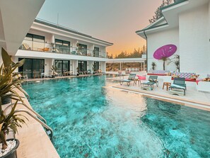 Piscine extérieure, parasols de plage, chaises longues